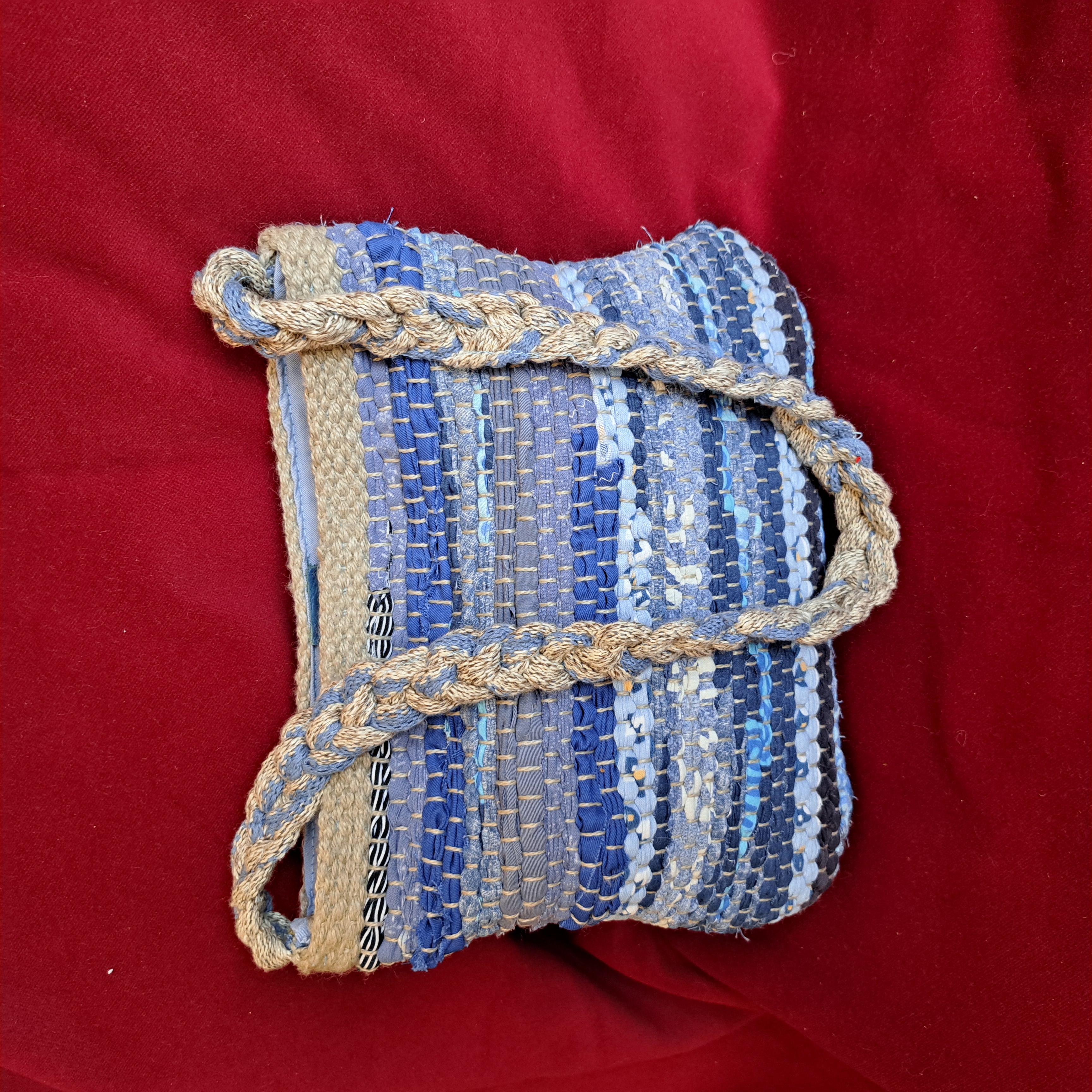 Handgefertigte Tasche  aus recyceltem Stoff, mit Blautönen und geflochtenen Griffen, hergestellt in den Werkstätten