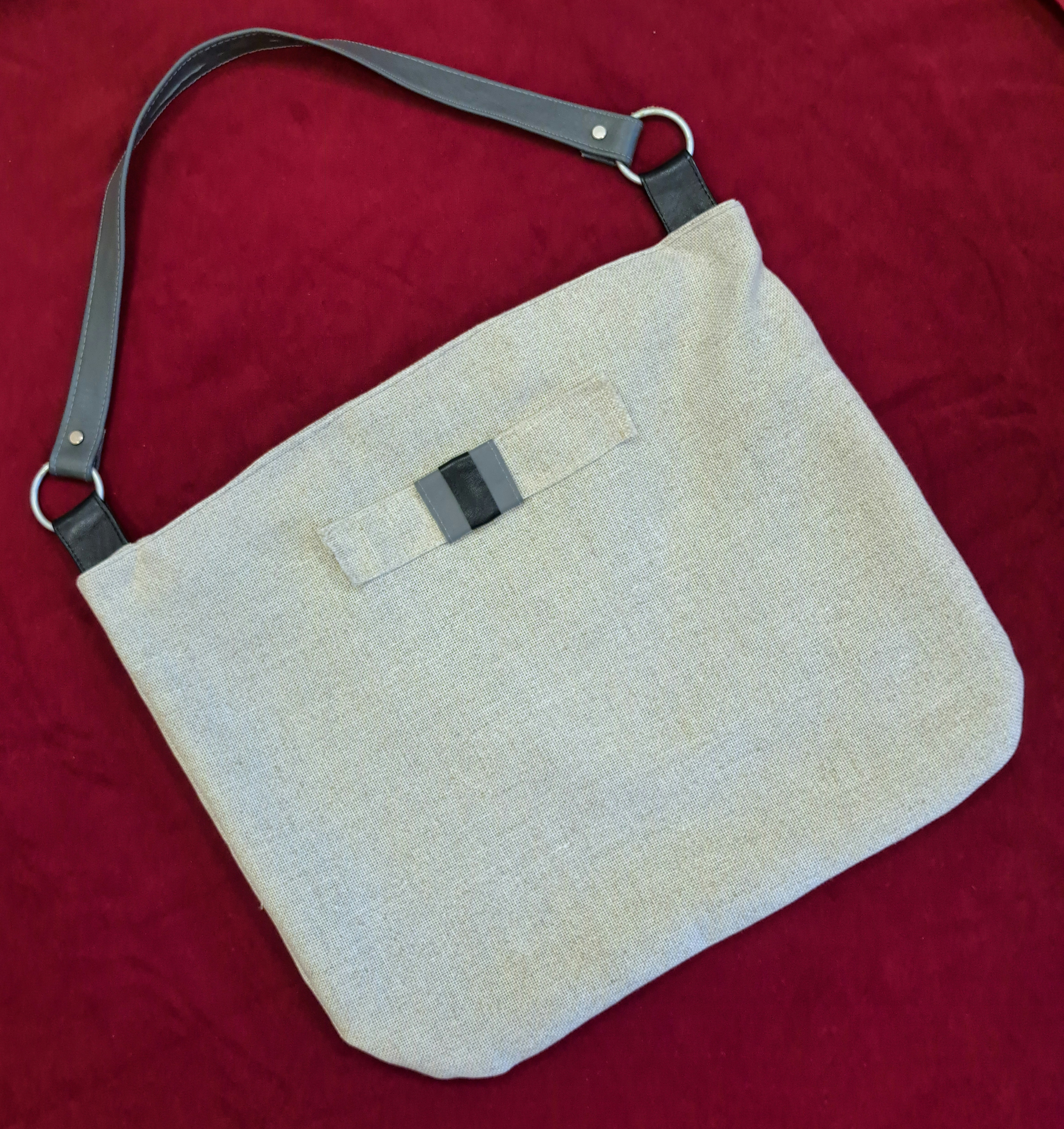 Umhängetasche Nr. 131/25 in recyclete Juta mit Umhängeband aus Öko-Leder, Farbe hellecrù