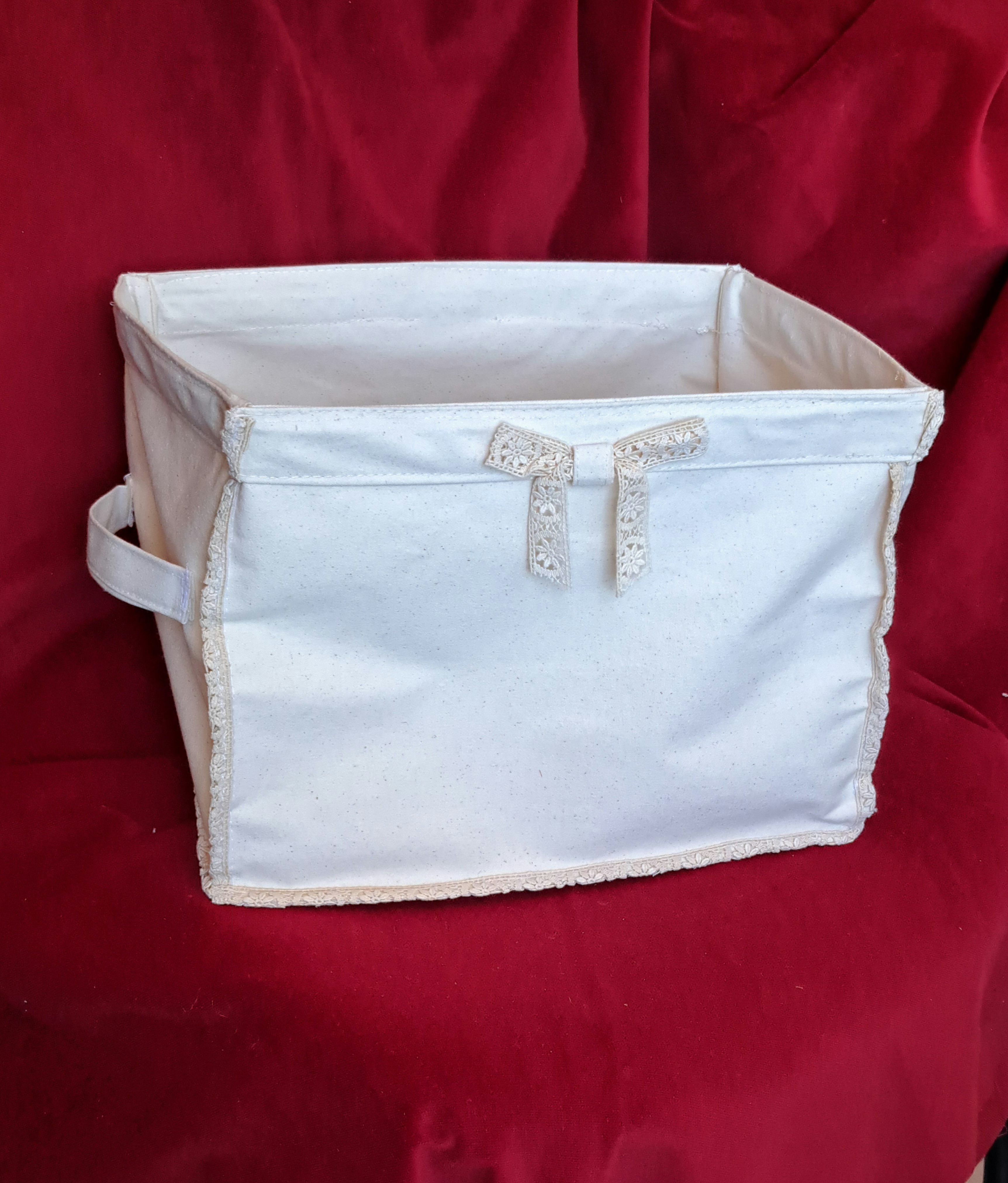 Utensilienkorb aus weißem Stoff mit Schleifen und Spitzenborten, handgefertigt von unseren Nutzern