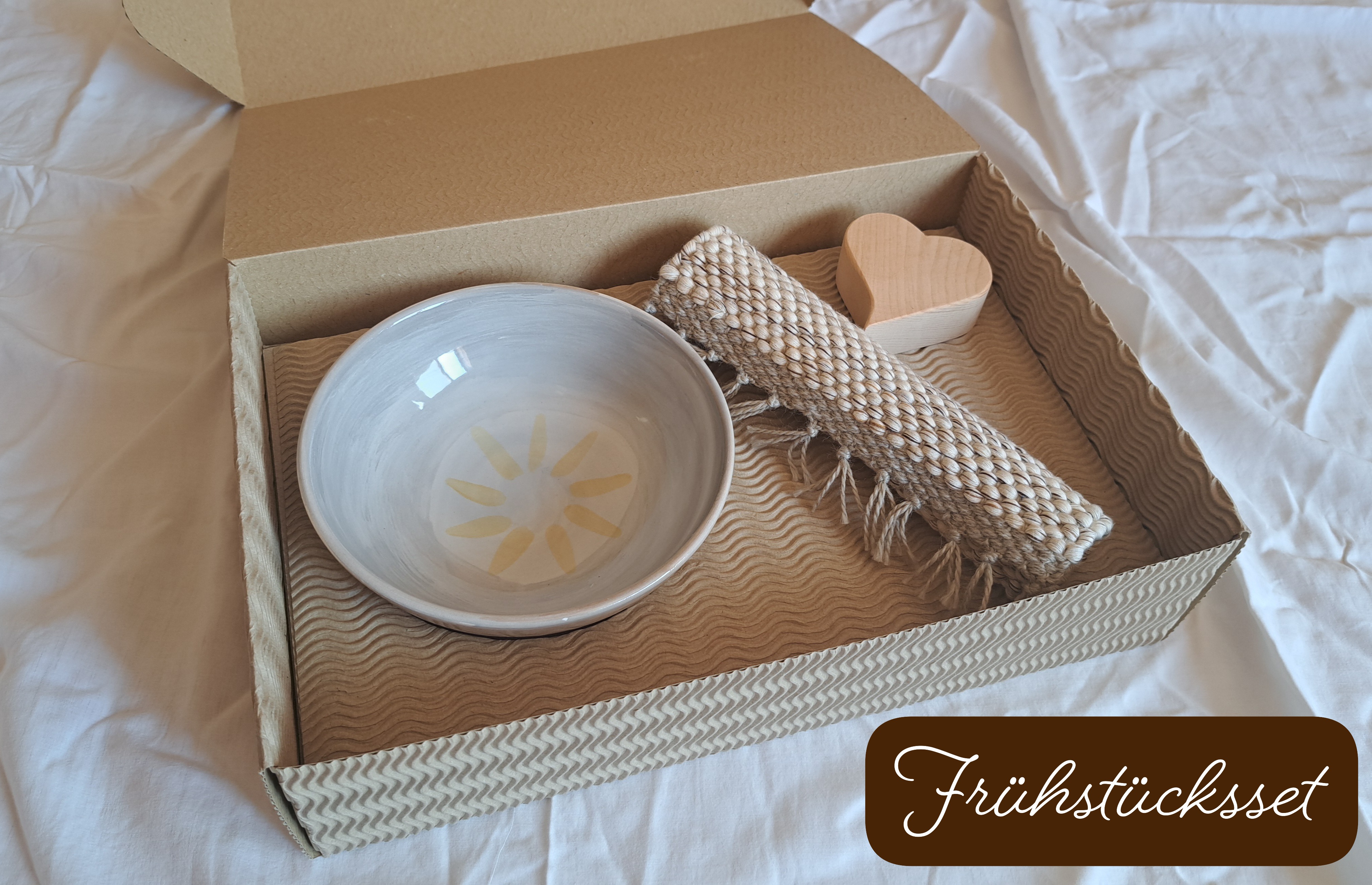 Frühstücks-Set Sonne in einem Karton, mit verzierter Keramikschale, handgefertigtem Teppich und Holzherz