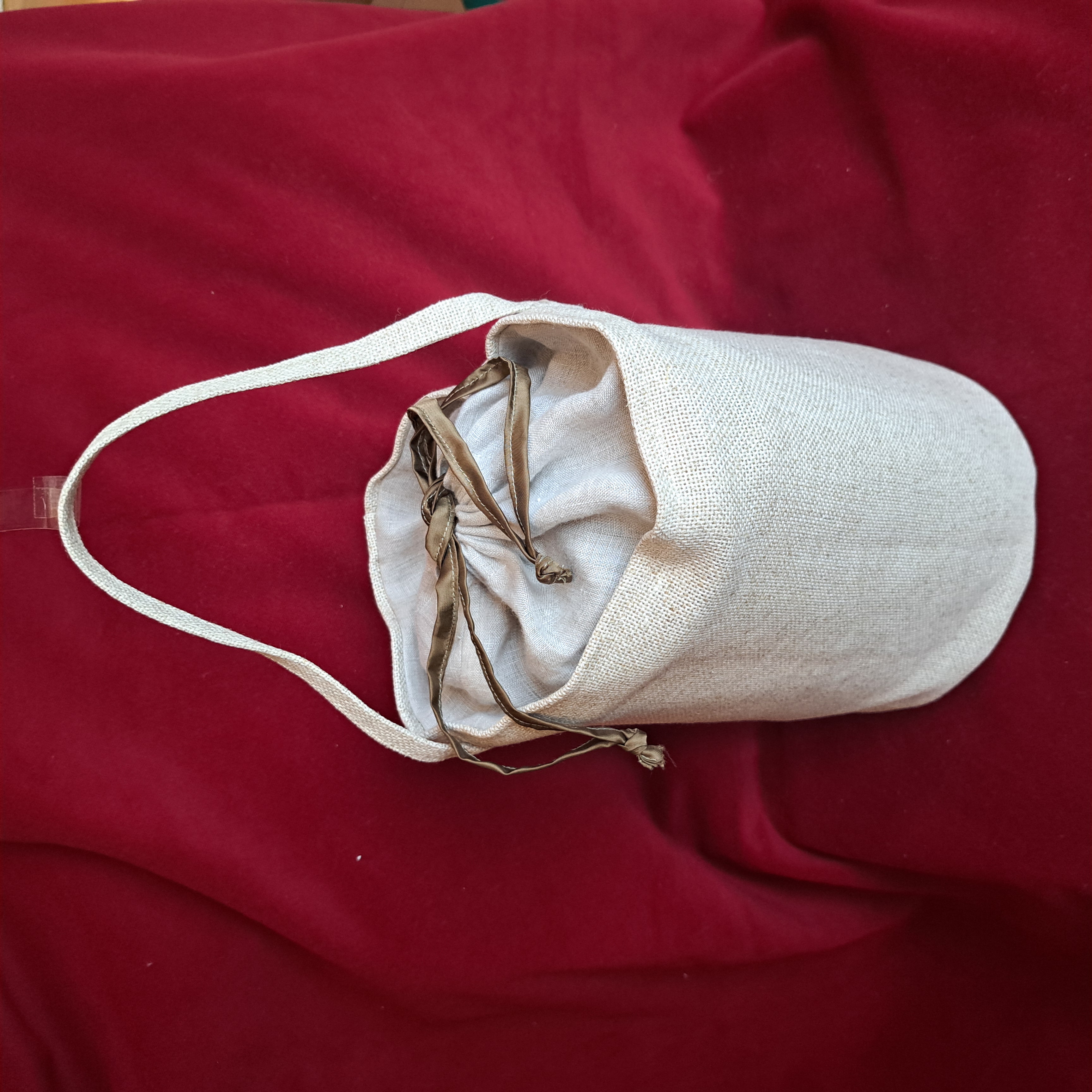 Eimer aus hellem Rohgewebe mit braunem Griff und Kordelzug, handgefertigt von unseren Nutzern