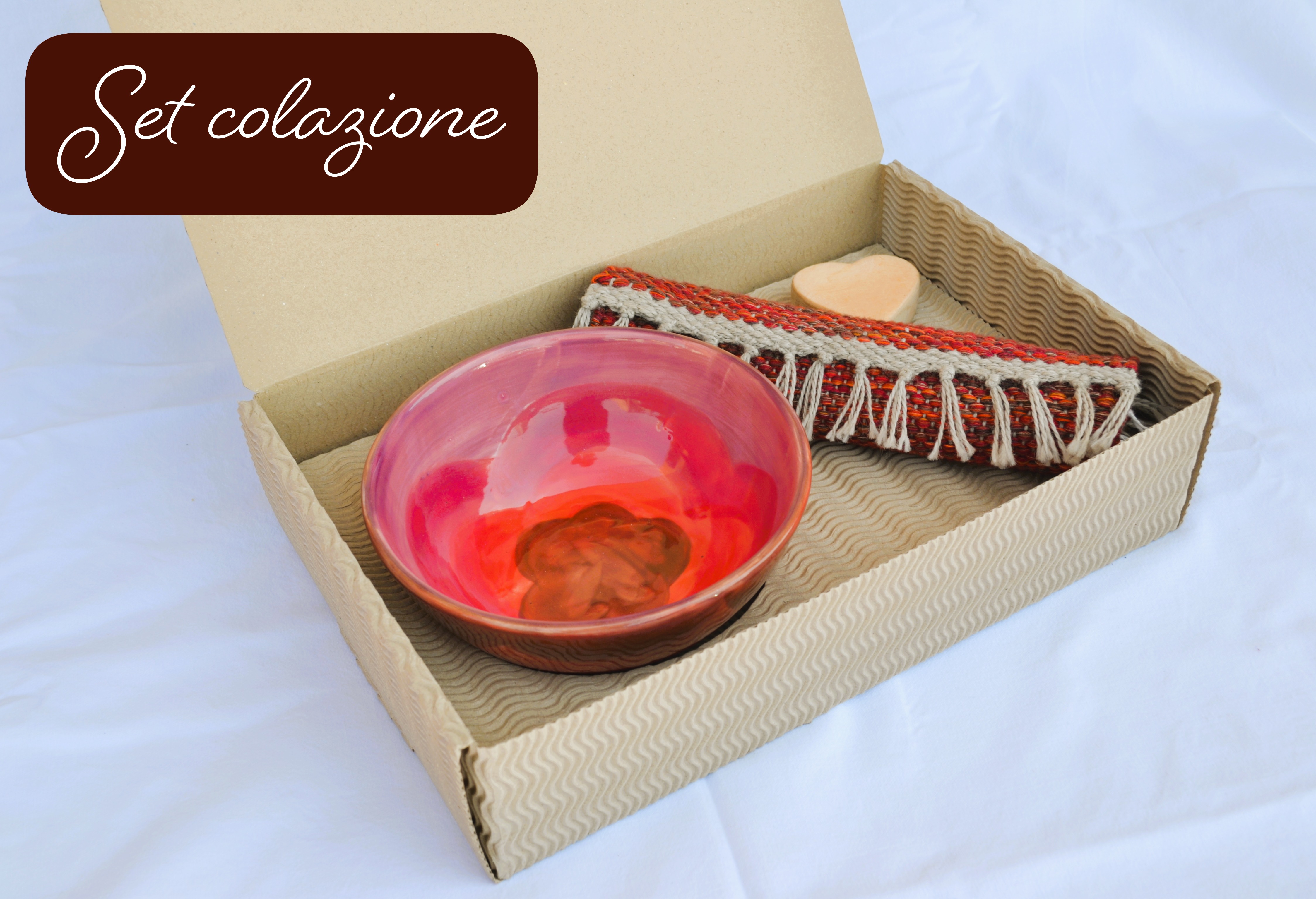 Set colazione fatto a mano: ciotola in ceramica rossa e sottobicchiere in tessuto riciclato, in una scatola di cartone