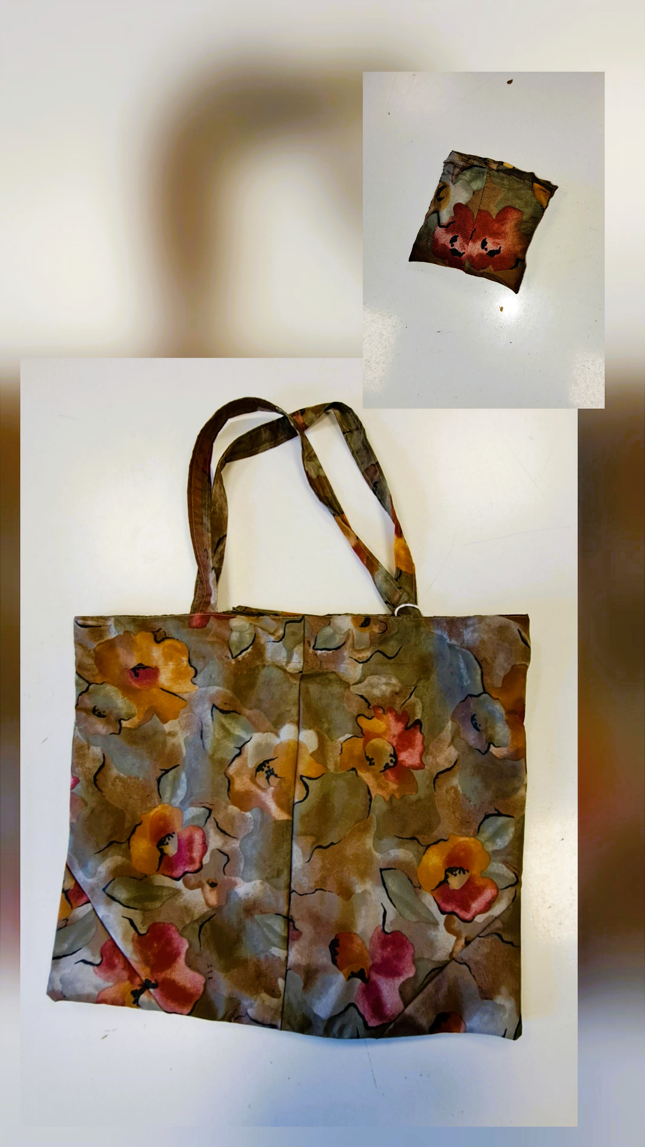 Stoff-Shopper mit Blumenmuster in Blau-, Orange- und Rottönen, hergestellt aus recycelten Materialien