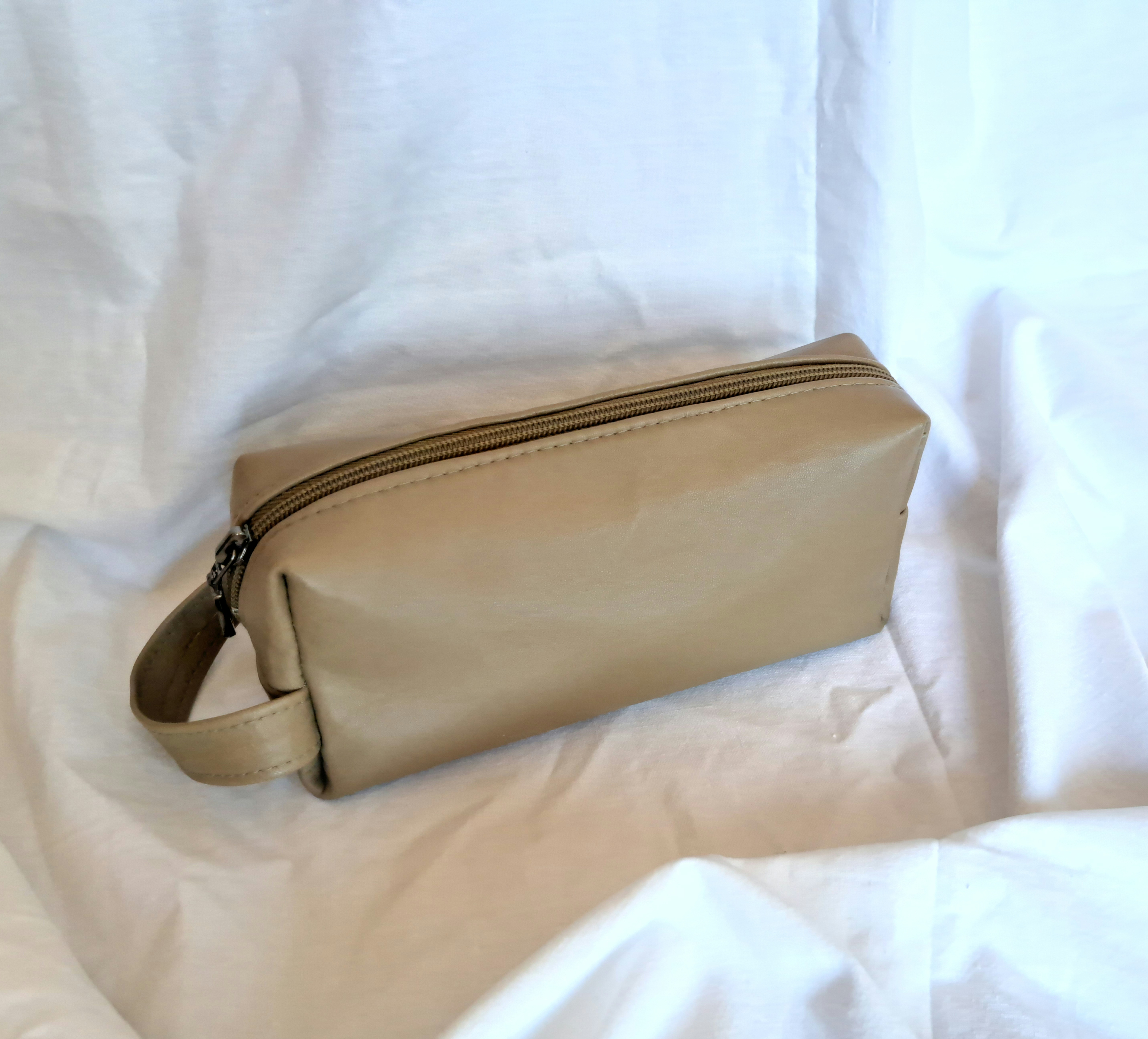 Handgefertigte Kulturtasche aus hellbeigem Kunstleder, mit Reißverschluss und seitlichem Griff